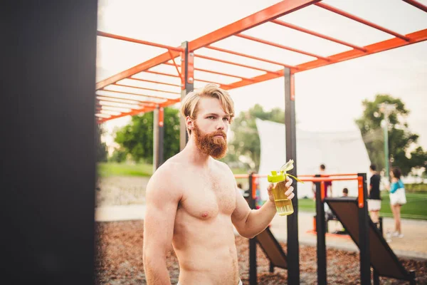 Homem Musculoso Esportivo Bebendo Água Garrafa Esporte Após Treino Ginásio — Fotografia de Stock