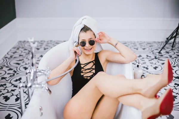 Joven Hermosa Mujer Acostada Chistes Baño Divertirse Usando Ducha Como —  Fotos de Stock