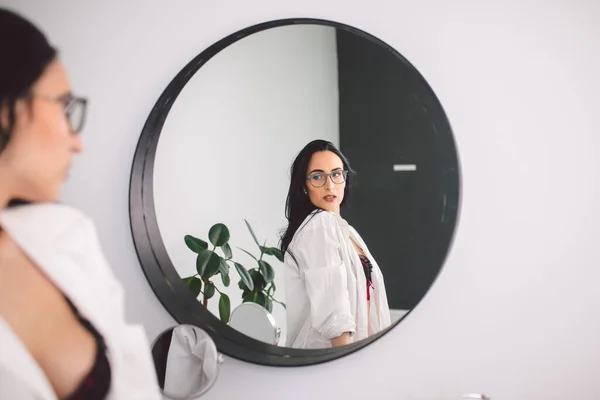 Mujer Joven Atractiva Lencería Gafas Camisa Blanca Posando Mientras Mira —  Fotos de Stock