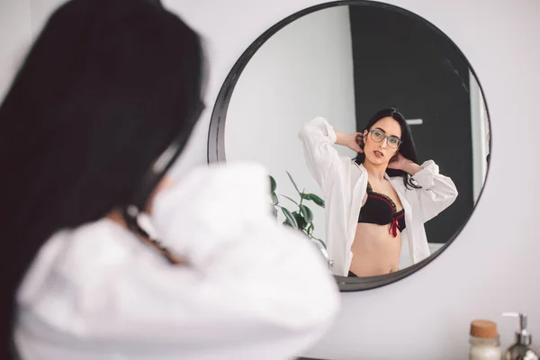 Hermosa Mujer Joven Ropa Interior Mirando Espejo Mañana Casa Mujer —  Fotos de Stock