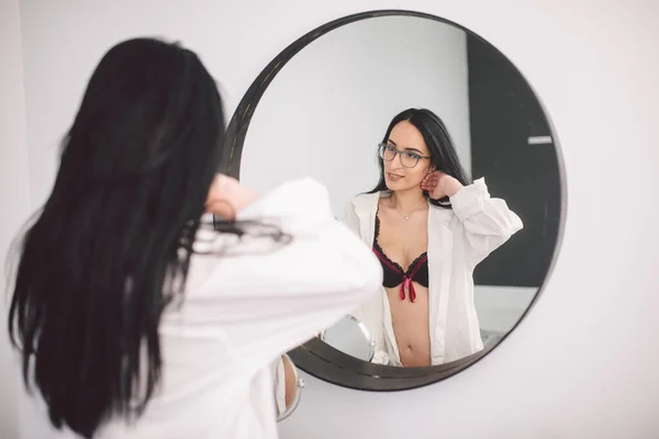 Hermosa Mujer Joven Ropa Interior Mirando Espejo Mañana Casa Mujer —  Fotos de Stock