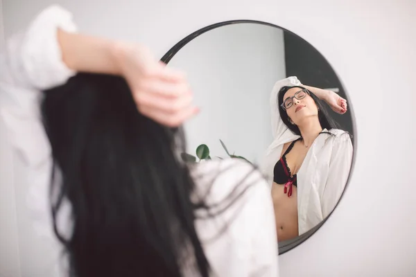 Szexi Fiatal Fehérneműben Szemüvegben Fehér Ingben Miközben Tükörbe Néz Gyönyörű — Stock Fotó
