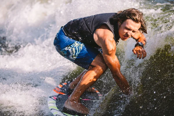 Hombre Atlético Joven Con Pelo Largo Wakesurfing Las Olas Del —  Fotos de Stock