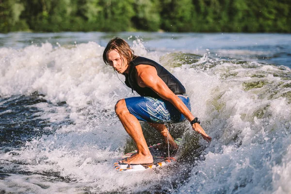 Hermoso Pelo Largo Rubio Wakesurf Chaleco Bordo Largo Las Olas —  Fotos de Stock