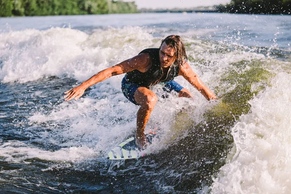 Hombre Está Surfeando Una Tabla Surf Dibujada Por Barco Motor —  Fotos de Stock