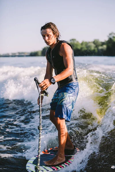 Hombre Atlético Joven Con Pelo Largo Wakesurfing Las Olas Del —  Fotos de Stock