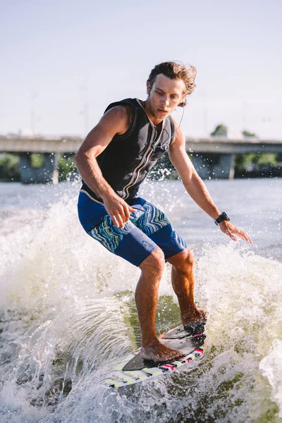 Hombre Atlético Joven Con Pelo Largo Wakesurfing Las Olas Del —  Fotos de Stock