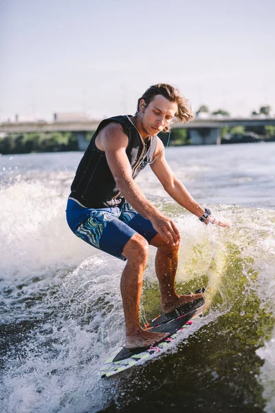 Hombre Está Surfeando Una Tabla Surf Dibujada Por Barco Motor —  Fotos de Stock