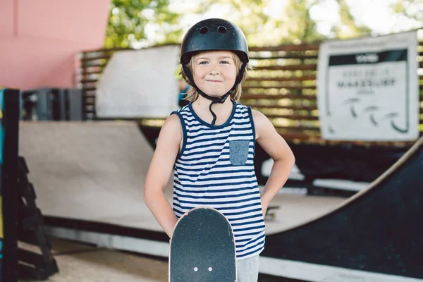 Kinderen Jongen Met Skateboard Weekend Pauzes Opleiding Eerste Stappen Aan — Stockfoto