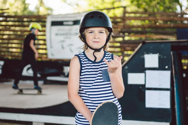 Kinderen Jongen Met Skateboard Weekend Pauzes Opleiding Eerste Stappen Aan — Stockfoto