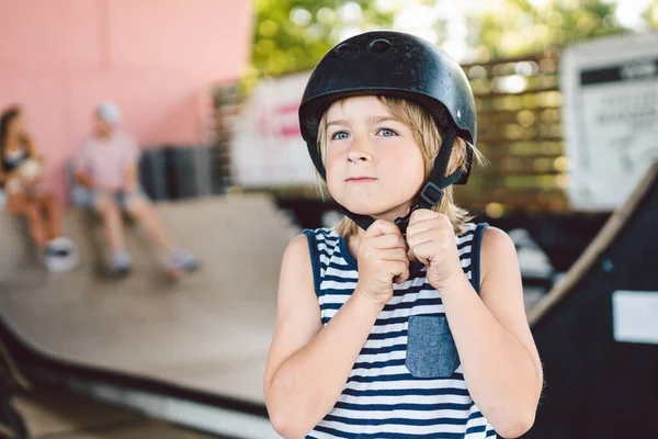 Retrato Bonito Atleta Caucasiano Menino Skatista Capacete Proteção Com Skate — Fotografia de Stock