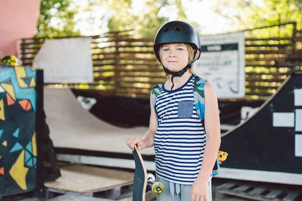 Kinderen Jongen Met Skateboard Weekend Pauzes Opleiding Eerste Stappen Aan — Stockfoto