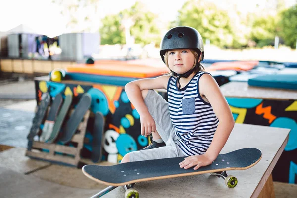 Een Jongen Het Skatepark Kijkend Naar Camera Kind Rustend Met — Stockfoto