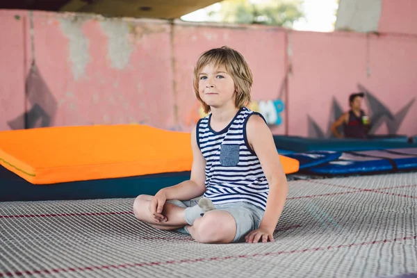 Tema Infância Esportes Saúde Ginasta Menino Descansando Sessão Treinamento Trampolim — Fotografia de Stock