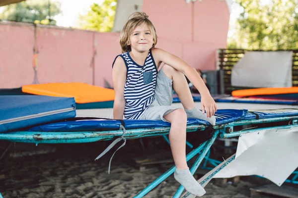 Gymnaste Zittend Trampoline Fitnesscentrum Moe Kind Zit Trampoline Het Springen — Stockfoto