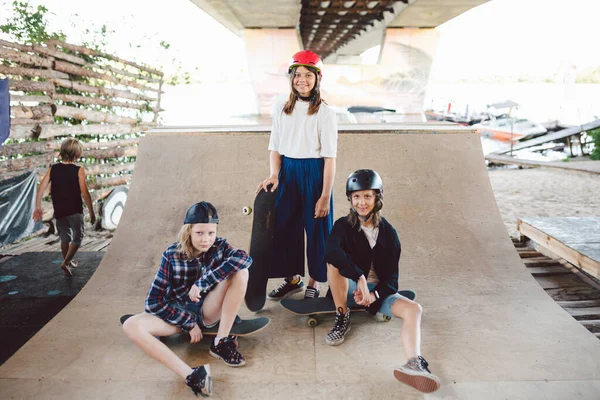 Grupo Skatistas Crianças Posando Rampa Parque Skate Cidade Amigos Passam — Fotografia de Stock