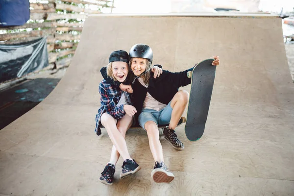 スケートボーダーの子供たちのグループは 市内のスケートパークでランプにポーズ 友達は公園でスケートボードに乗る積極的な時間を過ごす ストリートスポーツの遊び場 友情の概念 — ストック写真