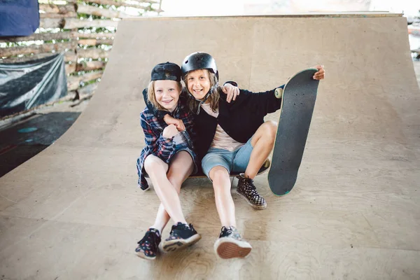 Vriendengroep Atleten Skateboarders Die Samen Poseren Een Skatepark Kaukasische Kinderen — Stockfoto