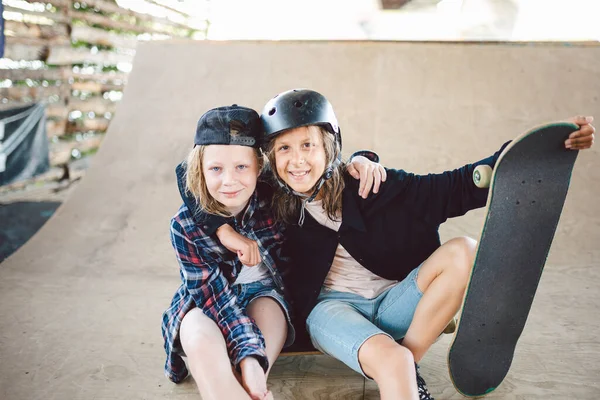 Groep Van Kinderen Vrienden Genieten Van Dag Skate Park Jeugd — Stockfoto