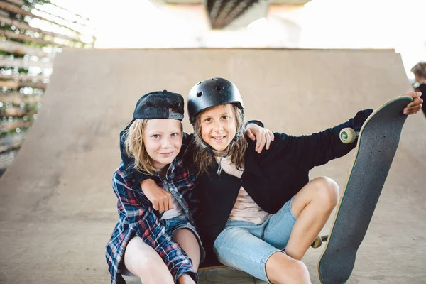 Een Groep Skateboarders Kinderen Poseren Een Helling Het Skatepark Vrienden — Stockfoto