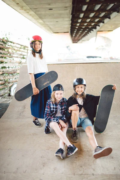 Een Groep Skateboarders Kinderen Poseren Een Helling Het Skatepark Vrienden — Stockfoto