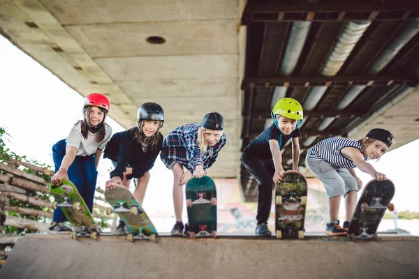 Extreme Sport Stad Skateboarden Club Voor Kinderen Groepsvrienden Poseren Helling — Stockfoto