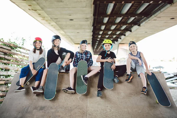 Extreme Sport Stad Skateboarden Club Voor Kinderen Groepsvrienden Poseren Helling — Stockfoto