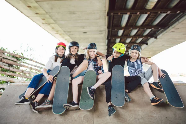 Een Groep Vrienden Kinderen Een Skatebaan Portret Van Zelfverzekerde Vroege — Stockfoto