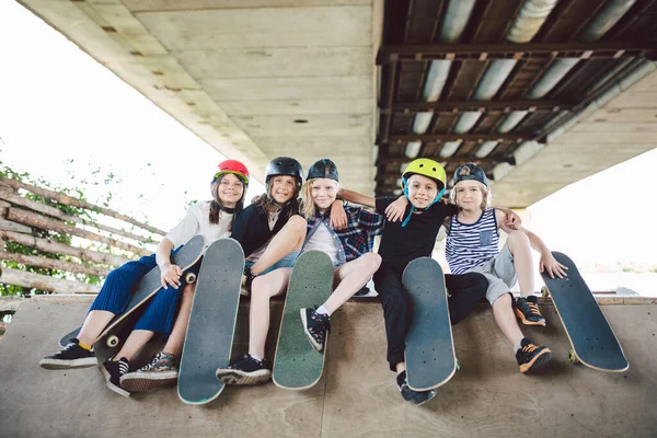 Een Groep Vrienden Kinderen Een Skatebaan Portret Van Zelfverzekerde Vroege — Stockfoto
