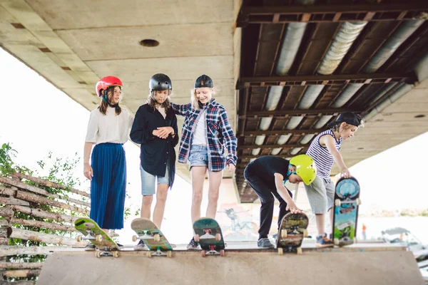 Grupa Przyjaciół Dzieci Rampie Portret Nastoletnich Przyjaciół Spędzających Czas Skateparku — Zdjęcie stockowe