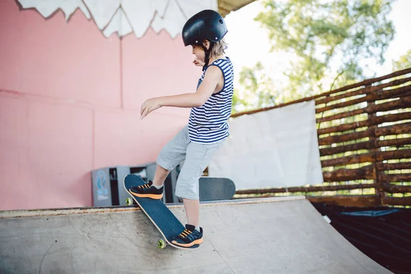 Kaukasische Jongen Een Helm Doet Trucs Een Skateboard Een Speeltuin — Stockfoto