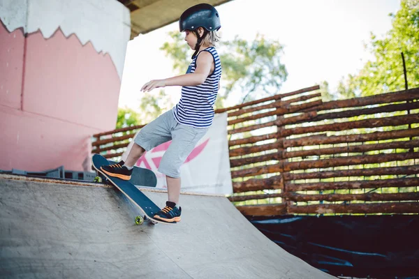 Kinderskateboarder Tijdens Het Leren Van Tricks Een Helling Een Stedelijk — Stockfoto