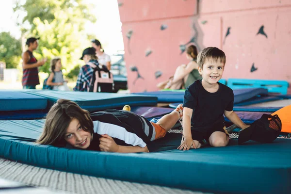 Glückliche Kinder Die Auf Dem Trampolin Liegend Spielen Die Brüder — Stockfoto