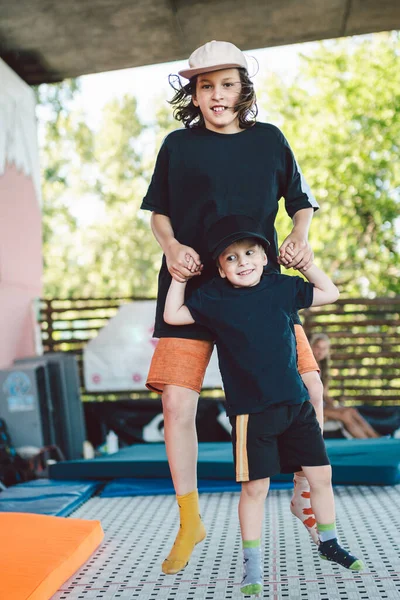 Zwei Kleine Jungen Springen Auf Dem Trampolin Sportzentrum Kinder Haben — Stockfoto