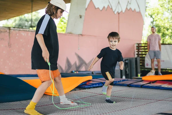 Két Kisfiú Ugrált Trambulinon Sportközpontban Gyerekek Jól Érzik Magukat Együtt — Stock Fotó