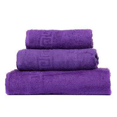 3 frotte havlu mor renk, yatak odası havlusu beyaz arka plan. Beyaz üzerine izole edilmiş renkli menekşe banyo havluları. Menekşe havluları istifleyin. Yığın renkli havlular izole edildi. Aynı renk dizilmiş üç pamuk havlu..