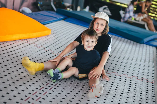 Lustig Lächelnde Kinder Auf Dem Trampolin Älterer Bruder Umarmt Jüngeren — Stockfoto