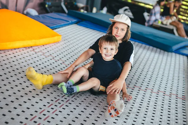Два Счастливых Эмоций Детей Братья Играют Веселятся Прыгая Прыжках Батуте — стоковое фото