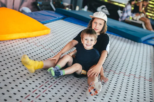 Zwei Fröhliche Kinder Brüder Die Sommer Auf Dem Spielplatz Auf — Stockfoto