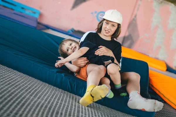 Dos Emociones Felices Niños Hermanos Jugando Divirtiéndose Mientras Saltan Trampolín — Foto de Stock