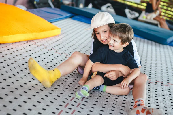 Dois Irmãos Caucasianos Gostam Sentar Trampolim Abraço Crianças Brincando Juntas — Fotografia de Stock