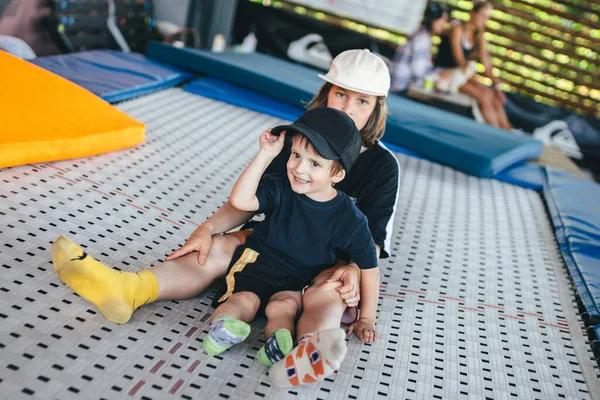 Mutlu Duygu Çocuklar Kardeşler Yazın Parkta Trambolinde Zıplayarak Oynayıp Eğleniyorlar — Stok fotoğraf