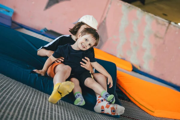 Dos Hermanos Caucásicos Disfrutan Sentados Trampolín Abrazo Niños Jugando Juntos — Foto de Stock