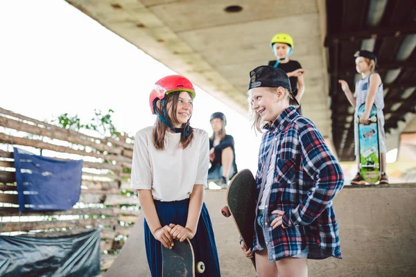Twee Stedelijke Meisjes Brengen Tijd Door Een Helling Het Skatepark — Stockfoto