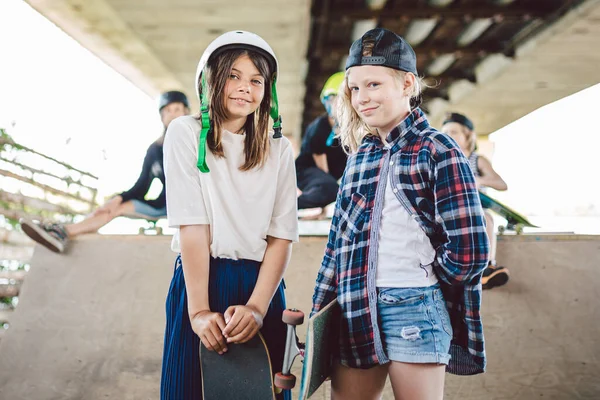 Twee Stedelijke Meisjes Brengen Tijd Door Een Helling Het Skatepark — Stockfoto