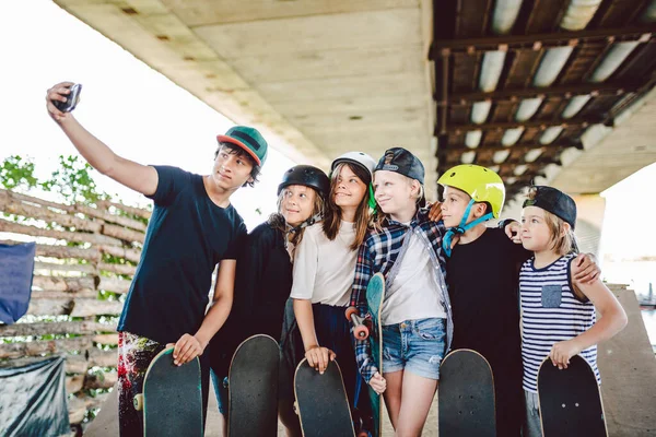 Große Gruppe Freunde Kinder Skateboarder Machen Videos Online Übertragungen Videoanrufe — Stockfoto