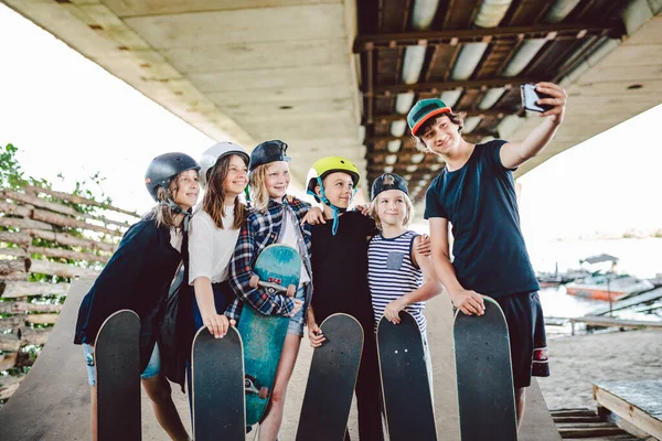 Groep Skateboarders Kinderen Maken Social Media Content Aan Telefoon Terwijl — Stockfoto