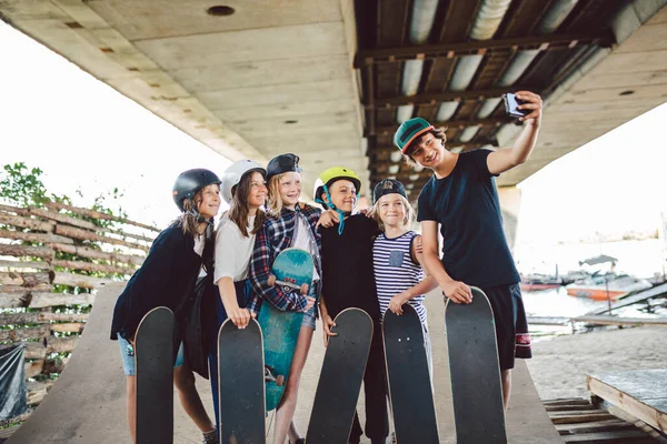 Vriendengroep Skateboarders Nemen Selfie Aan Telefoon Skate Park Grote Groep — Stockfoto