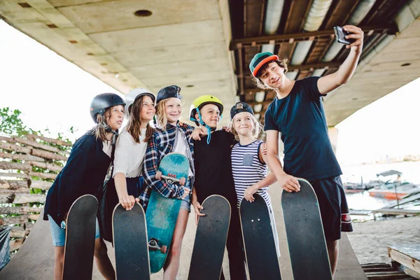 Grupo Grande Amigos Niños Skateboarders Hacer Videos Transmisiones Línea Videollamadas —  Fotos de Stock