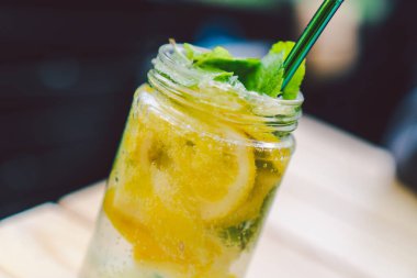 Limon ve nane şekerli limonata kokteyli. Vintage Mason kavanozunda alkolsüz içecek. Metal pipetli limon içeceği, doğal çevre dostu yeniden kullanılabilir, sıfır atık yaşam tarzı.